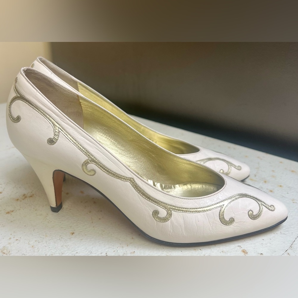 Vintage Bruno Magli Ivory Pumps With Gold In Lay Size 7